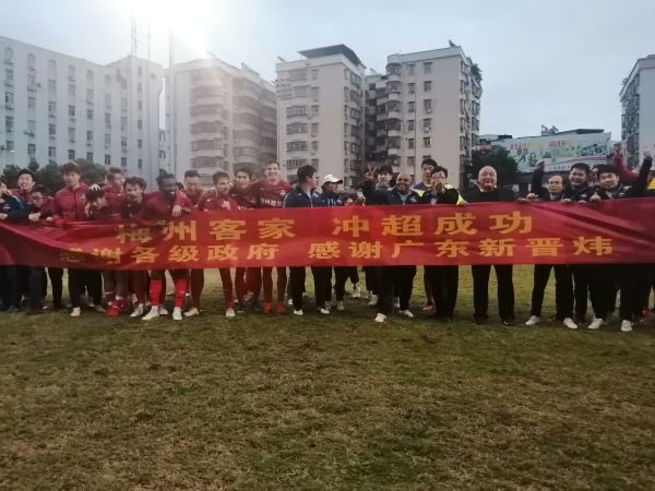 为此，尤文的体育总监最近已经前往了英格兰，和几名英超球员的团队进行了沟通。
